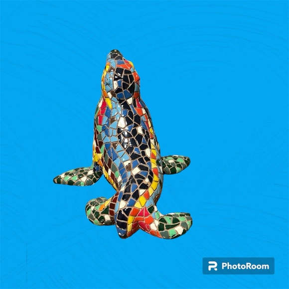 Ceramic design of a seal, very colorful, last photo compared to a penny, decor. - Picture 4 of 6